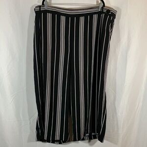 Love &Legend Black &White Striped Cropped Pants